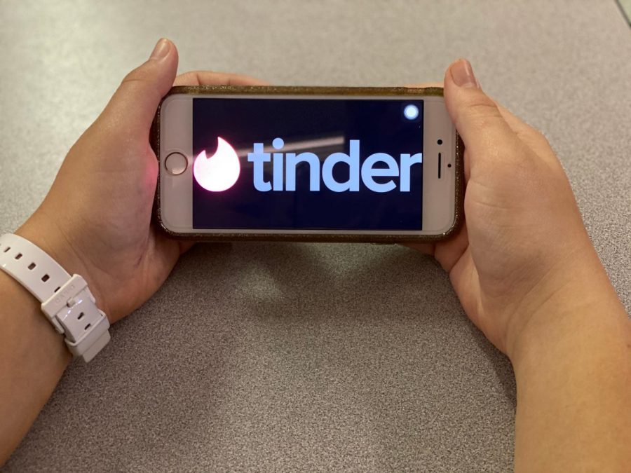 Anonymous 18-year-old student using Tinder, a modern dating app.