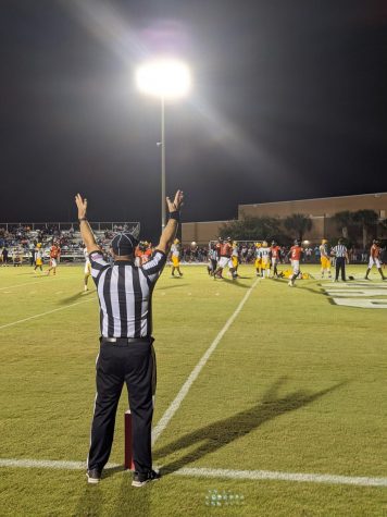 Referee calls touchdown for Seminole